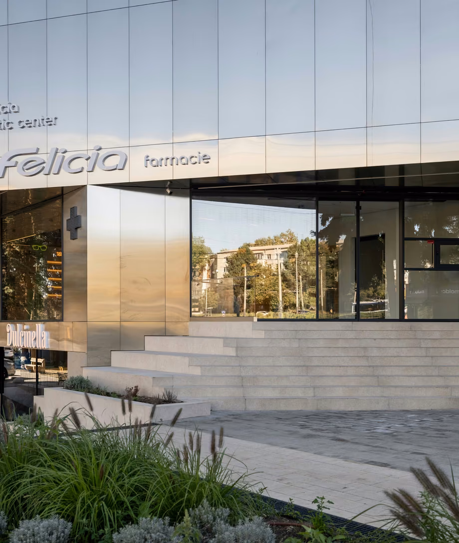 Glazed façade of Felicia Pharmacy in Buiucani, with expansive glass surfaces and aluminium frames.