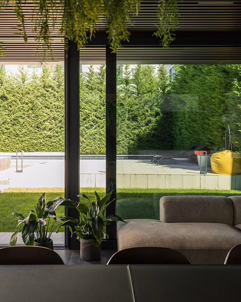 Deschideri ample care apropie grădina de interior și lasă lumina să definească spațiul. O relație firească între arhitectura casei și peisajul din jur.