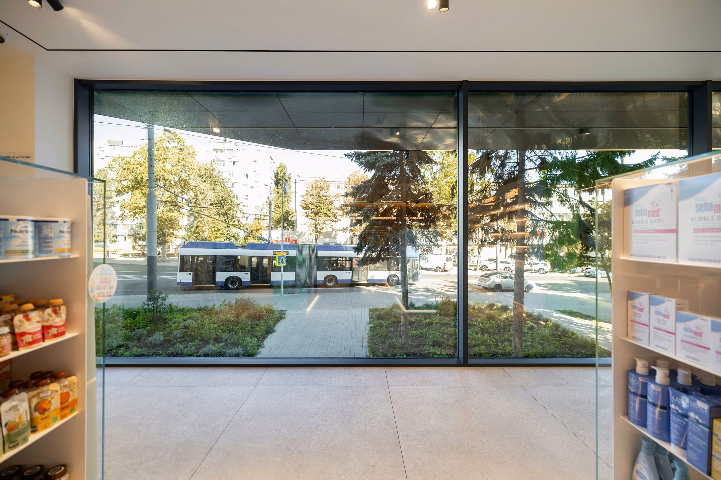 Façade glazing systems integrated into the commercial space in Buiucani.