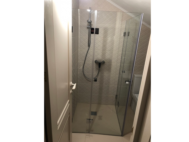 Cabina de duș cu ușă armonică